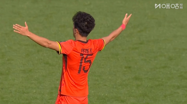 九游app-逆足爆射攻破袋鼠球门！彭啸破门后双手张开模仿贝林厄姆庆祝