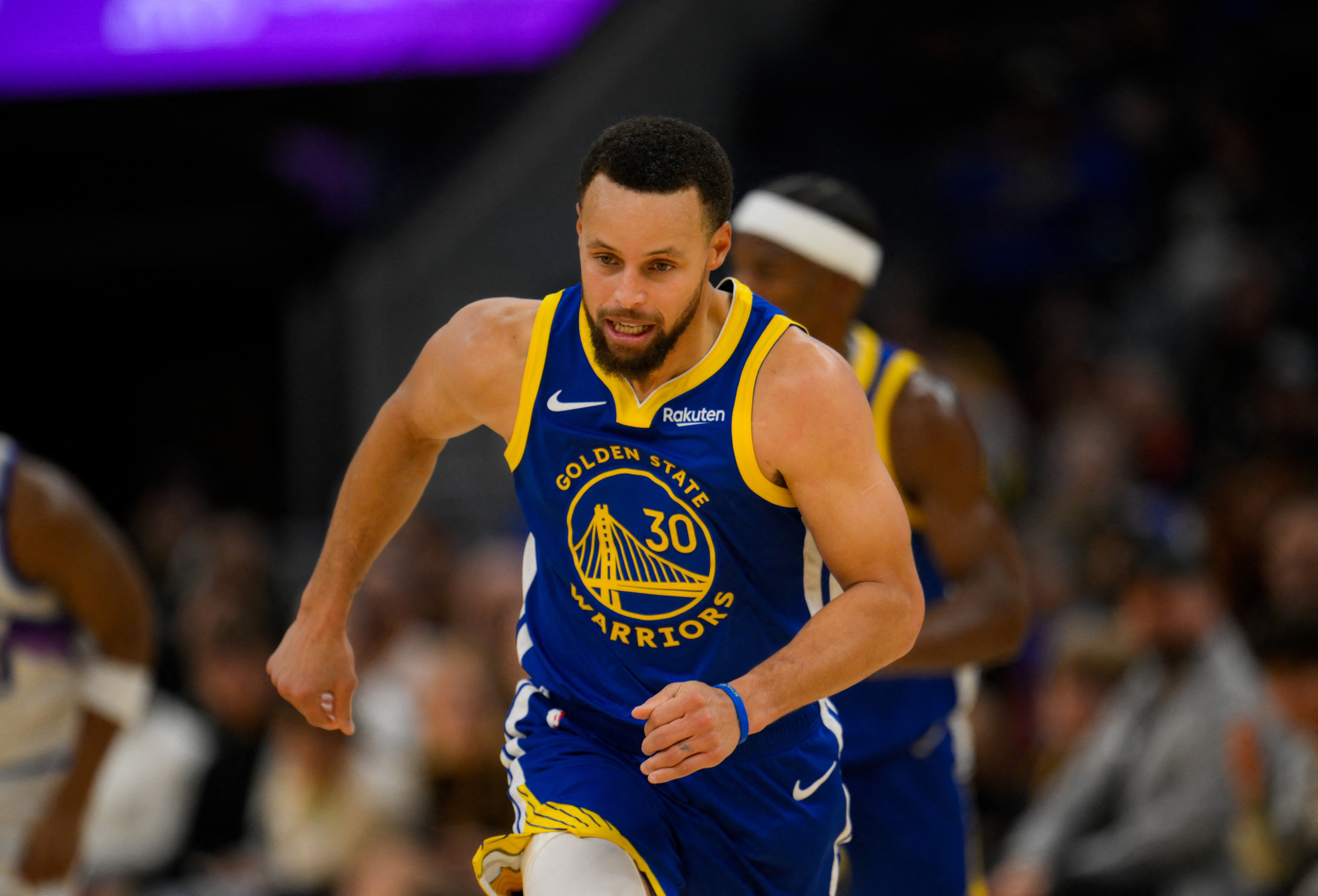 官方网站-勇记：库里股四头肌挫伤 赛后在通道一瘸一拐&amp;显得有些疼痛